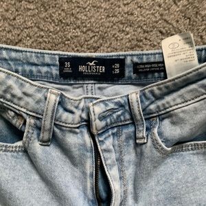 🌻HOLLISTER LIGHT BLUE MOM JEANS🎱